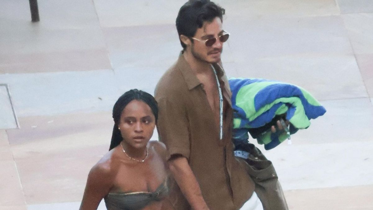 Tiago Iorc e Duda Santos são flagrados em clima de romance na praia; veja