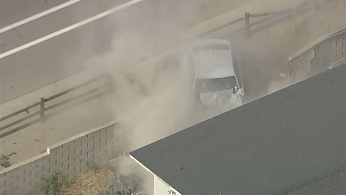 Veja vídeo: Carro bate em casa durante perseguição policial na Califórnia