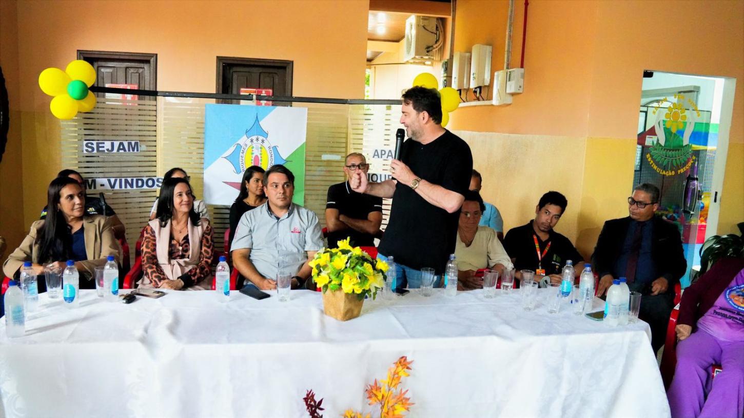 Alex Redano participa da entrega de projeto de segurança na APAE de Ariquemes