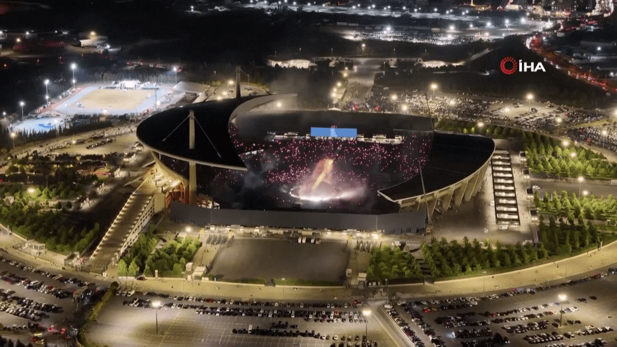 Após falas antissemitas, show de Kanye West em Istambul reúne 100 mil fãs