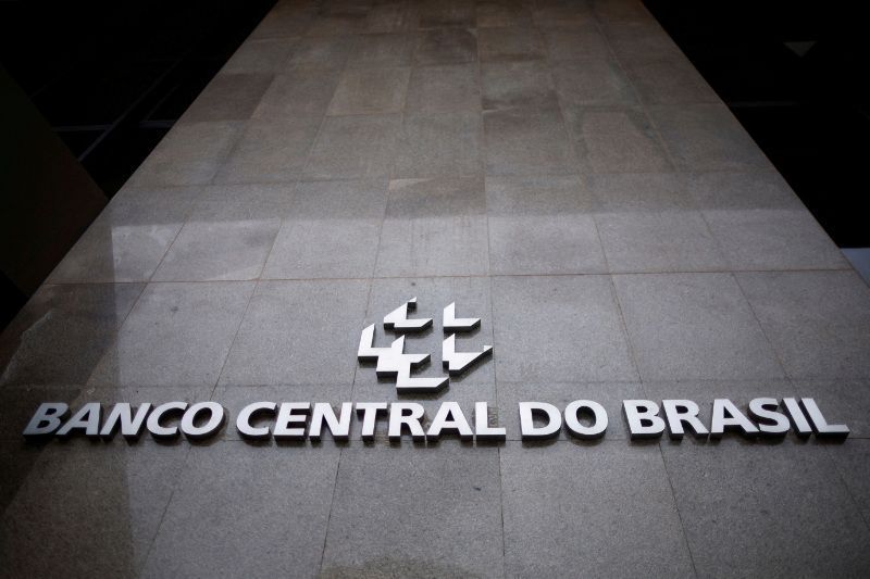 BC deve manter juro restritivo até inflação caminhar para meta, diz diretor