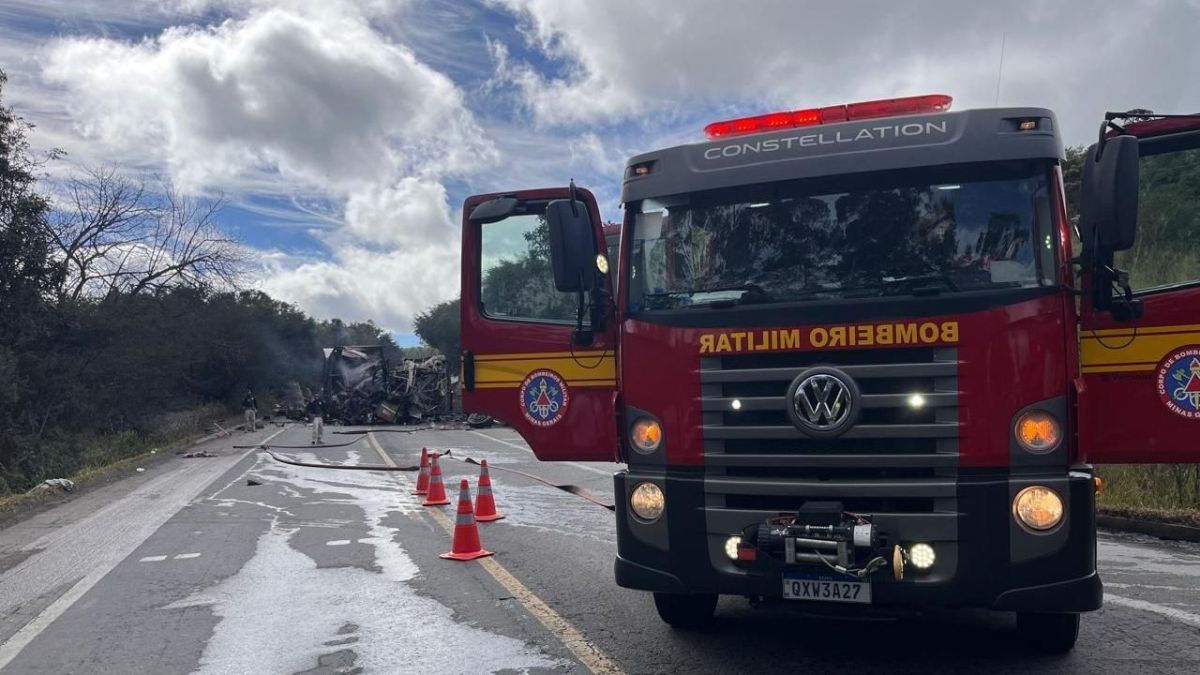 BR-251 é liberada após acidente entre ônibus e carreta em Minas Gerais