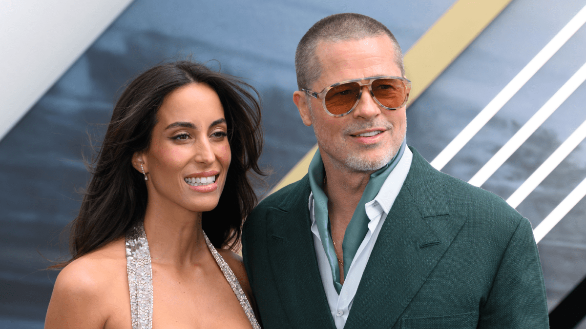 Brad Pitt é flagrado em evento com namorada 30 anos mais jovem; veja