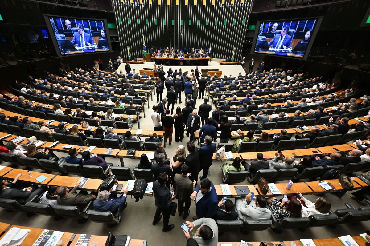Câmara tem sessão nesta segunda e abre contagem para avançar com fim da 6×1