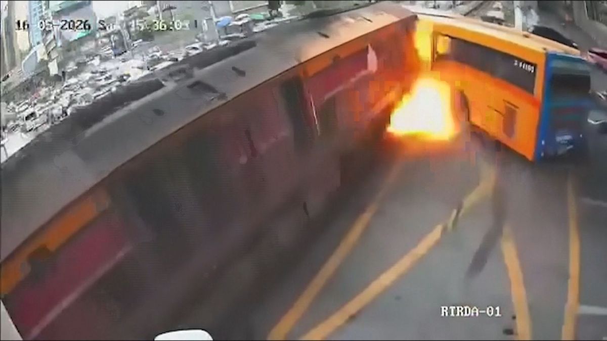 Câmeras de segurança registram colisão entre trem e ônibus na Tailândia