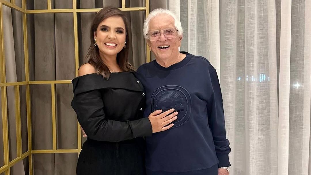 Carlos Alberto e Renata de Nóbrega celebram 8 anos de casamento em jantar