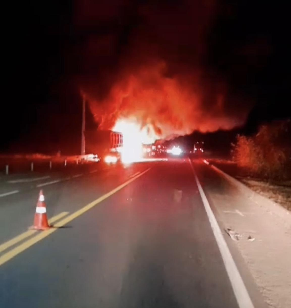 CARRETA PEGA FOGO NA BR-364 APÓS ESTOURO DE PNEU.