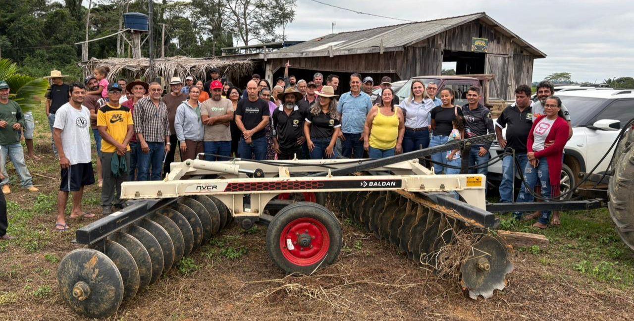Cláudia de Jesus destina grade aradora de R$ 55 mil para produtores em Buritis