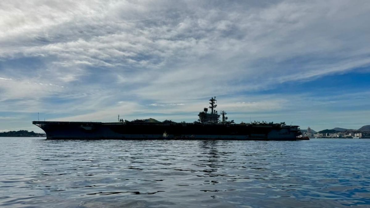 Conheça o porta-aviões nuclear dos EUA que ancorou no Rio de Janeiro