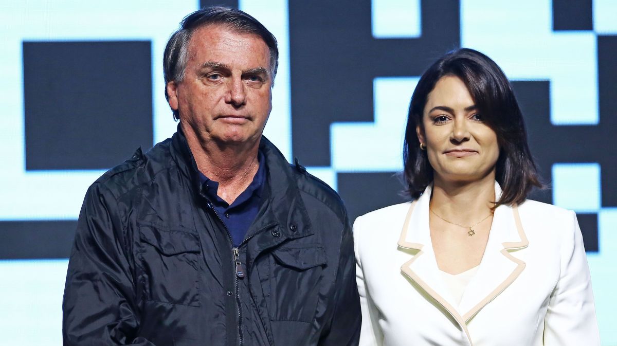 “Conseguiu tomar sopa”, diz Michelle sobre estado de Bolsonaro pós-cirurgia