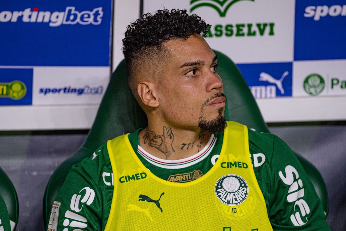 Contra o Santos, Paulinho volta a jogar pelo Palmeiras após 302 dias