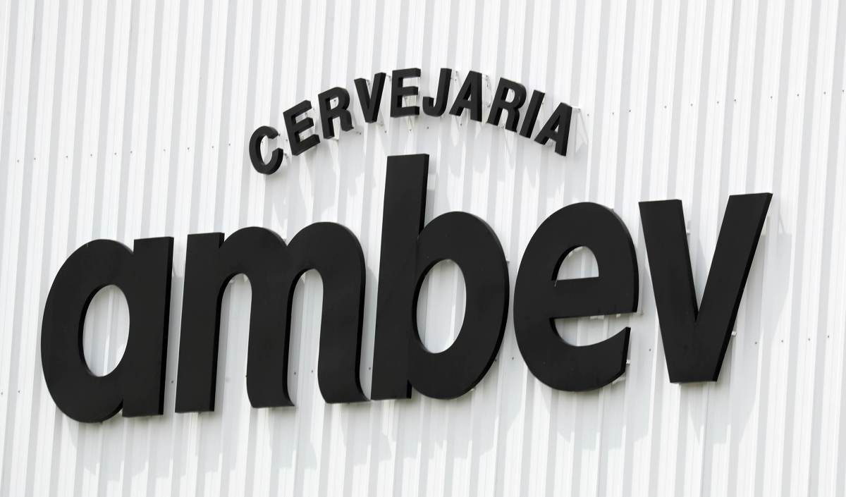 Copa e feriados impulsionam cervejaria em 2026, diz Ambev; ações sobem 15%