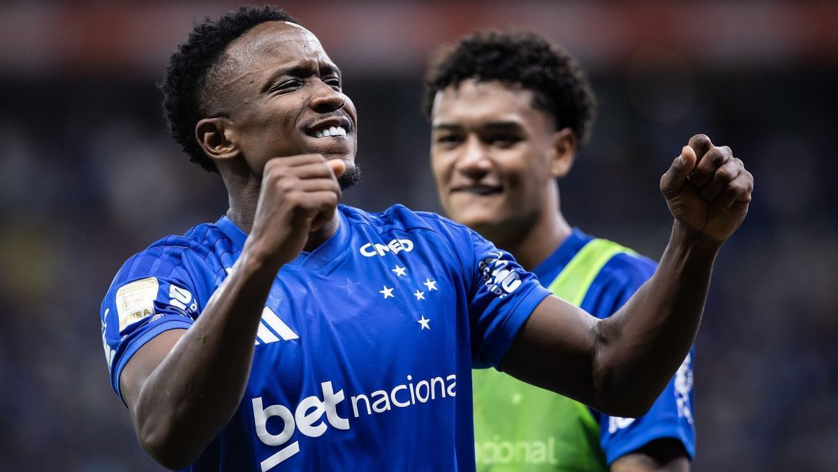 Cruzeiro segura pressão no fim, vence Chapecoense e respira no Brasileirão
