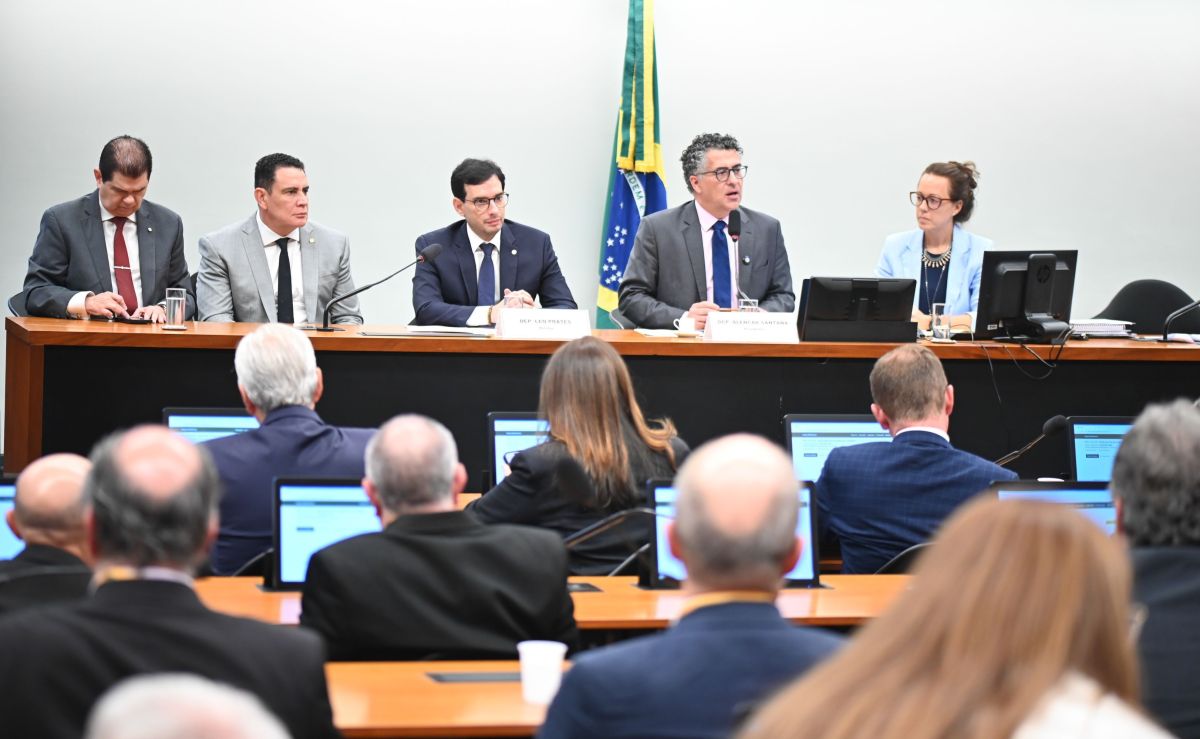 Deputado pede vista e votação da PEC 6×1 é adiada