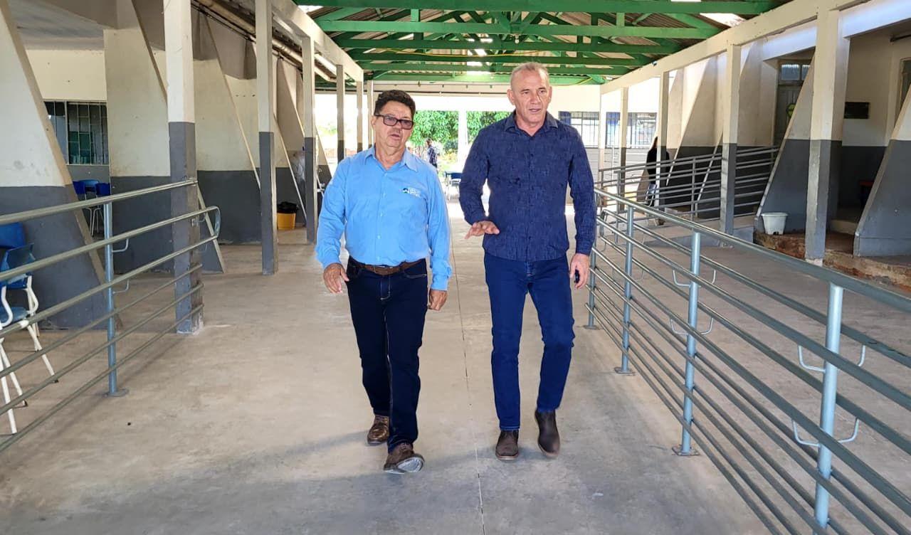 Ezequiel Neiva vistoria avanço das obras de reforma na Escola Cláudio Manoel da Costa, em Cacoal