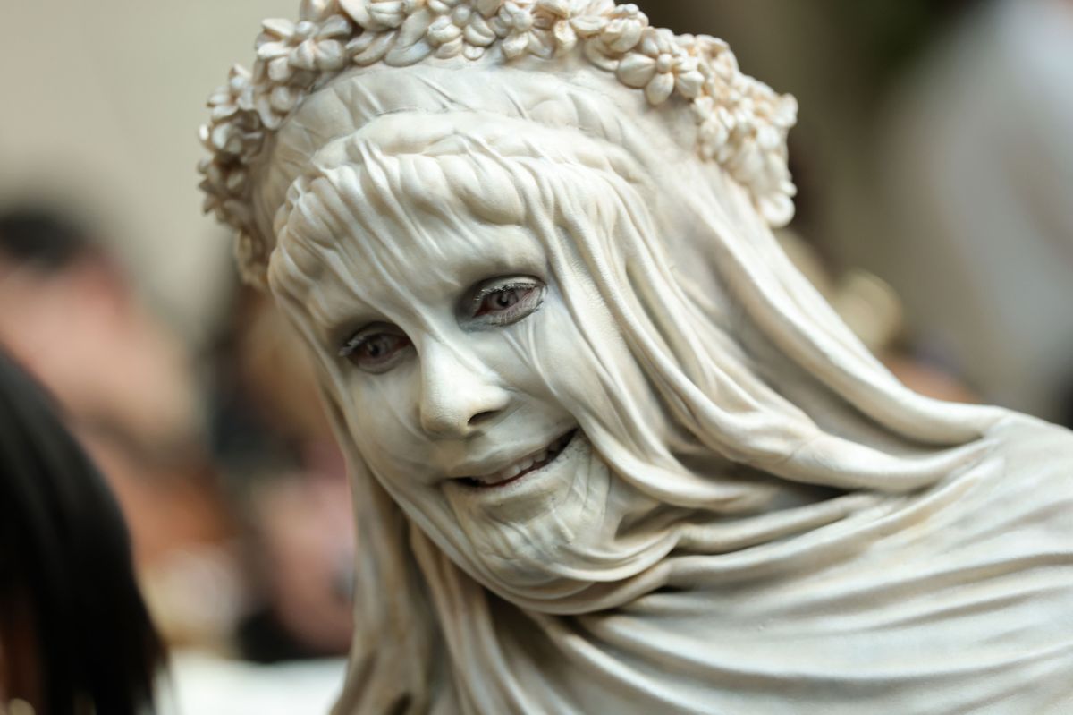 Heidi Klum aparece irreconhecível no Met Gala vestida de estátua viva