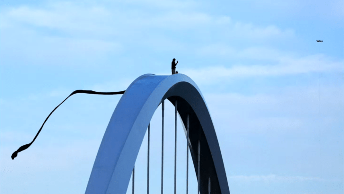 Homem escala ponte de 12 metros em Washington em protesto contra guerra