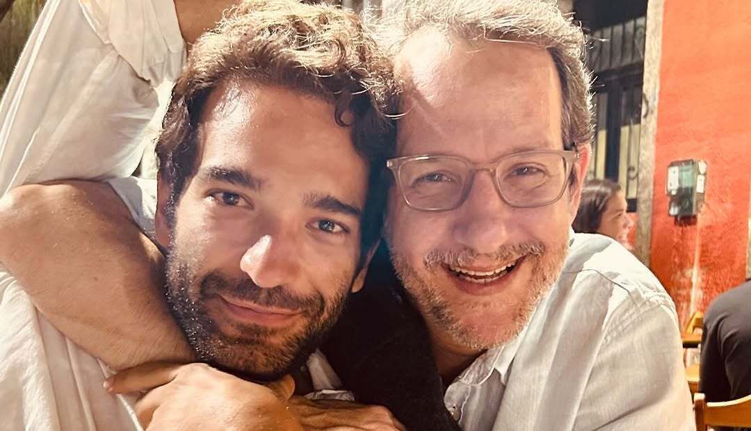 Humberto Carrão posa em foto rara ao lado do irmão