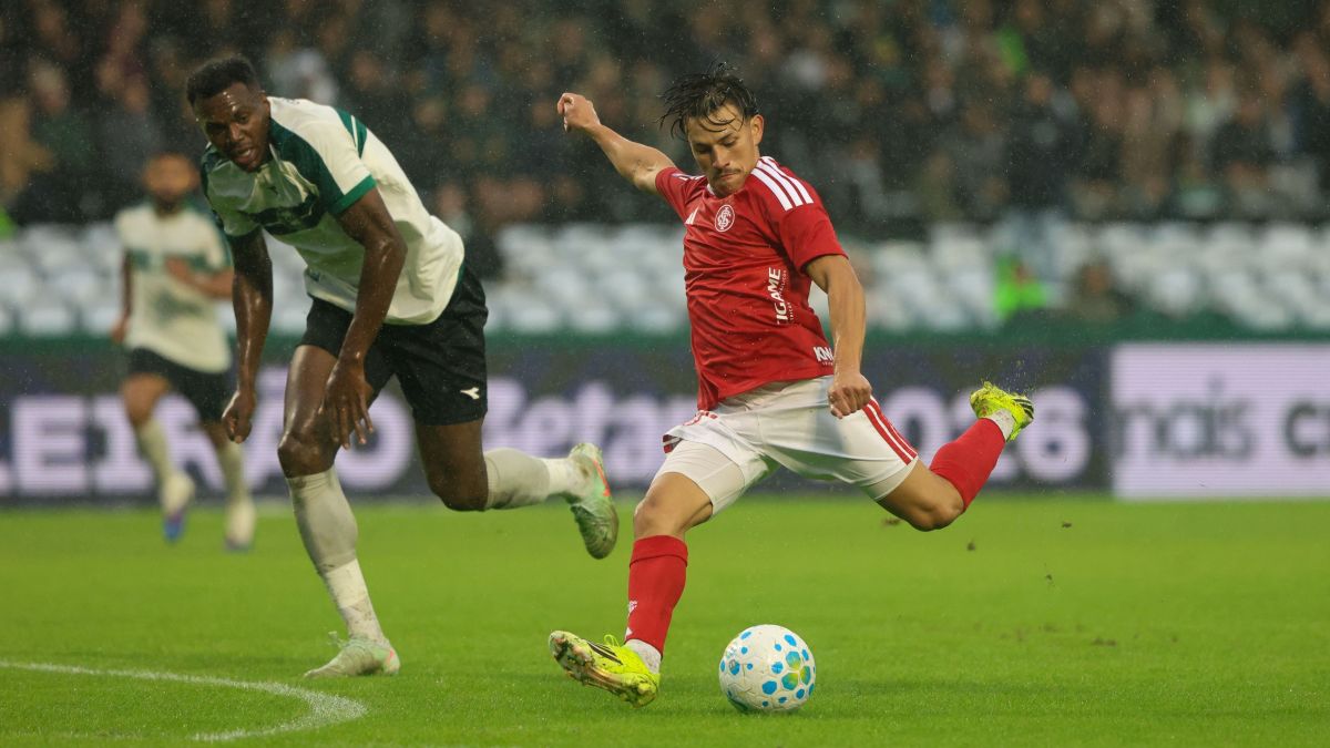 Internacional marca no fim do jogo e busca empate contra o Coritiba