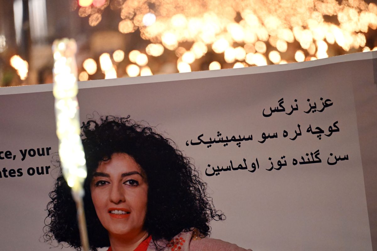 Iraniana vencedora do Nobel da Paz é transferida para hospital em Teerã