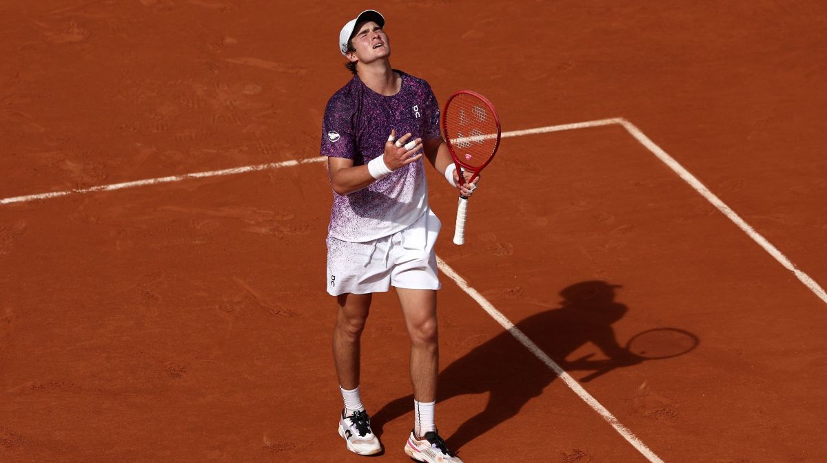 João Fonseca repete feito raro e vira sobre Djokovic após perder 2 sets