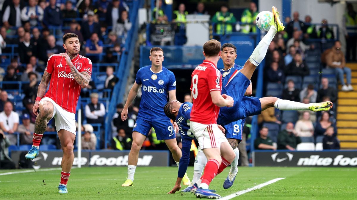 João Pedro faz golaço de bicicleta, mas Chelsea é derrotado pelo Forest
