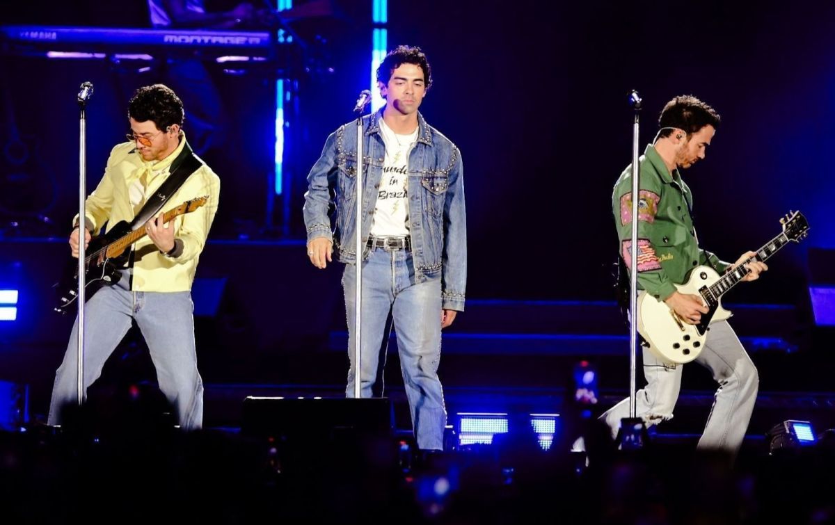 Jonas Brothers surpreende fãs em show em São Paulo; veja fotos e vídeos