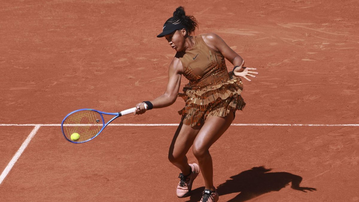 Naomi Osaka vence e rouba cena com look customizado em Roland Garros; veja