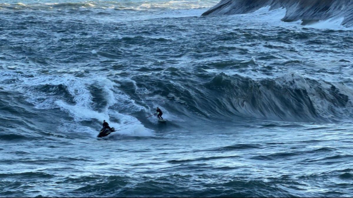 Ondas gigantes atraem surfistas e fotógrafos no litoral fluminense