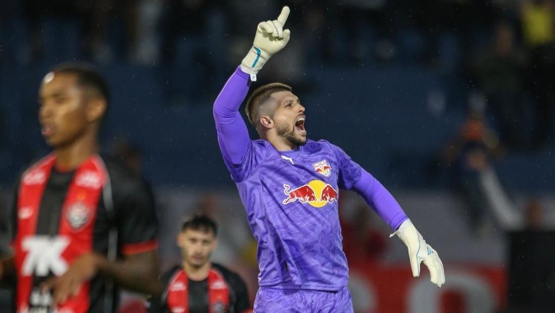 RB Bragantino vence o Vitória em jogo com dois pênaltis e gol de goleiro