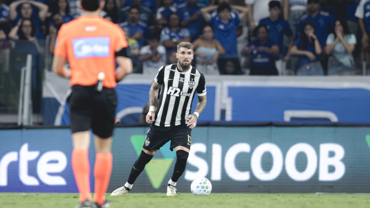 Renan Lodi cobra Lyanco após expulsão em Cruzeiro x Atlético-MG