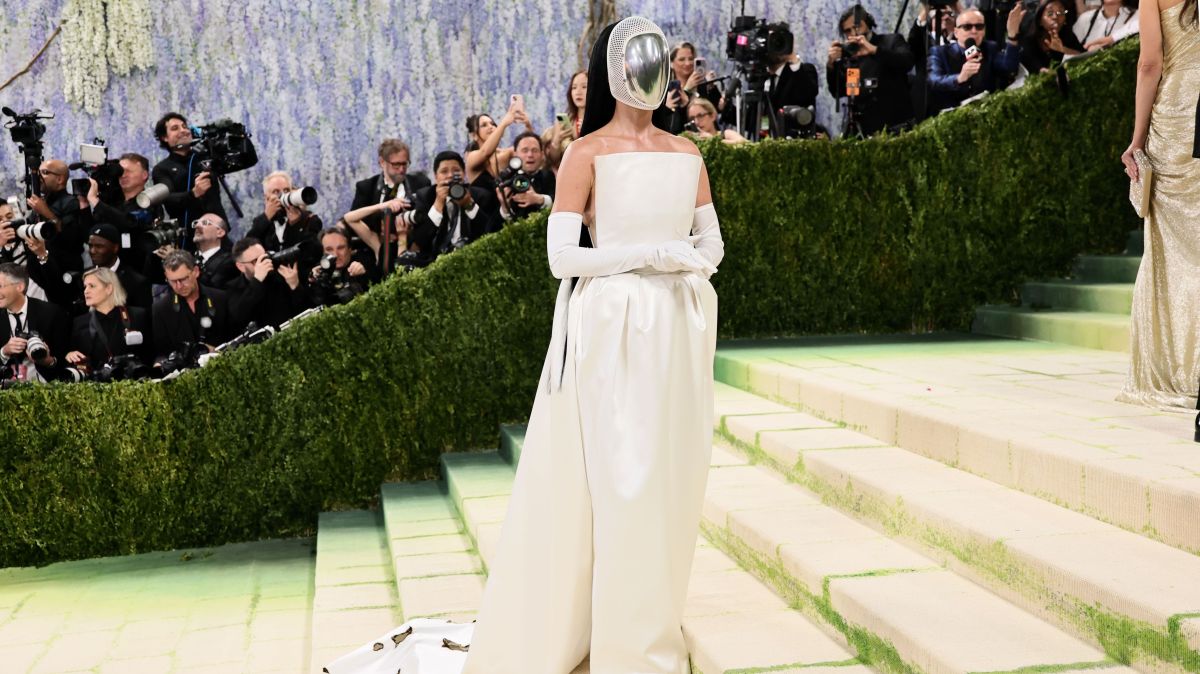 Rosto coberto e 6 dedos: veja significado de look de Katy Perry no Met Gala
