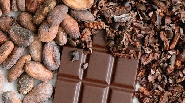 “Sabor Chocolate”, queda no preço do cacau muda receitas na indústria