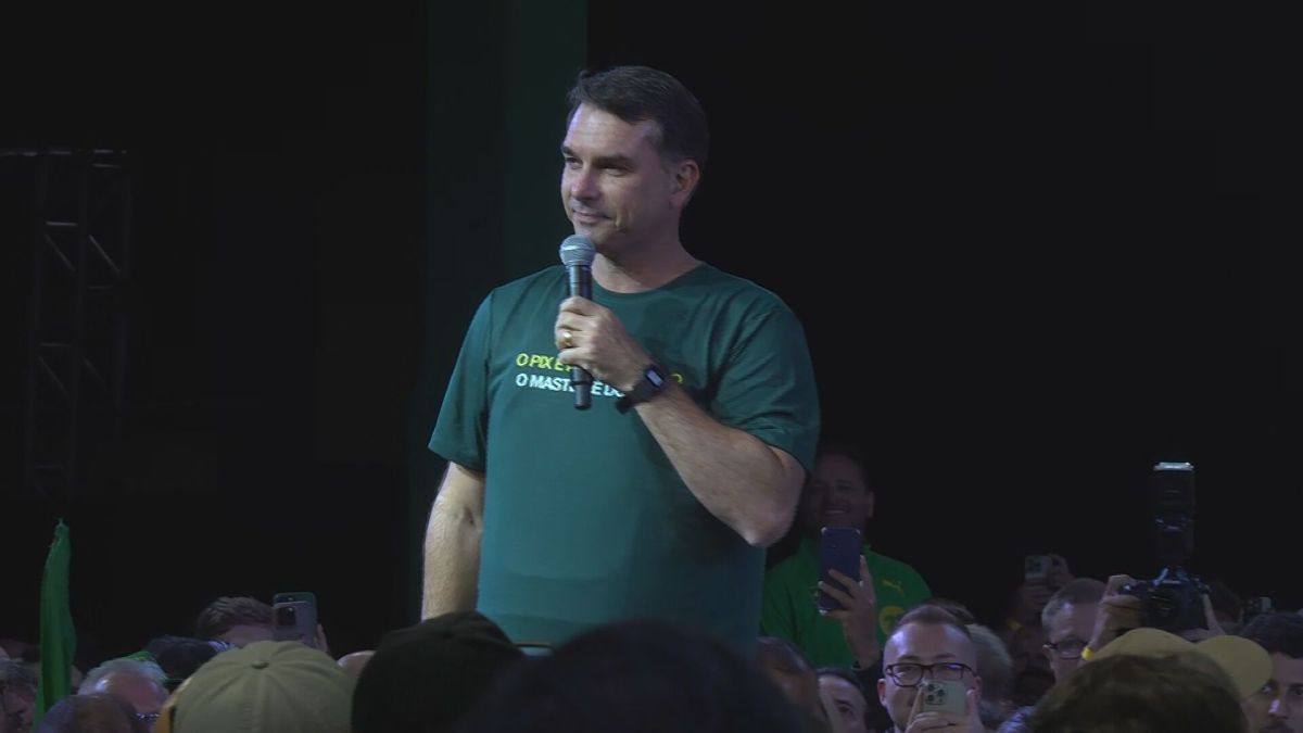Sei jogar o jogo do poder em Brasília, diz Flávio Bolsonaro em SC