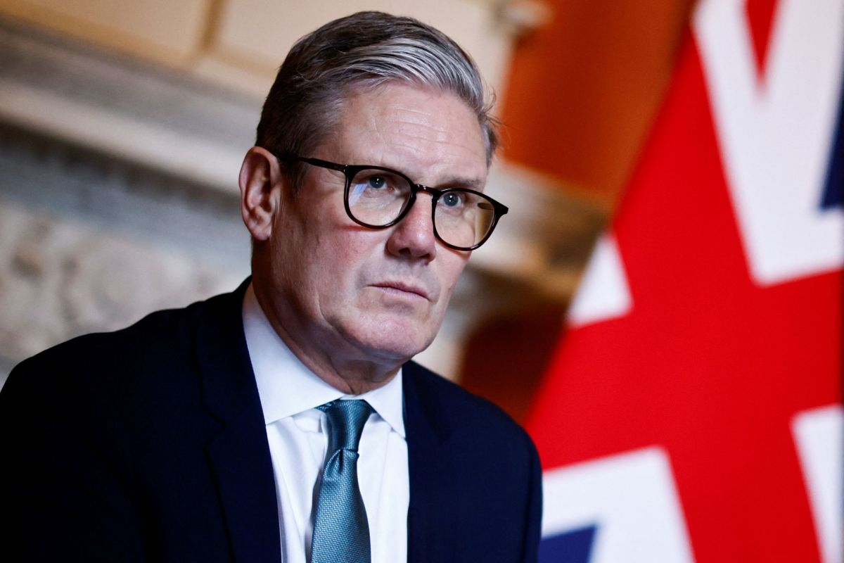 Starmer diz que “continuará governando” e desafia pedidos de renúncia