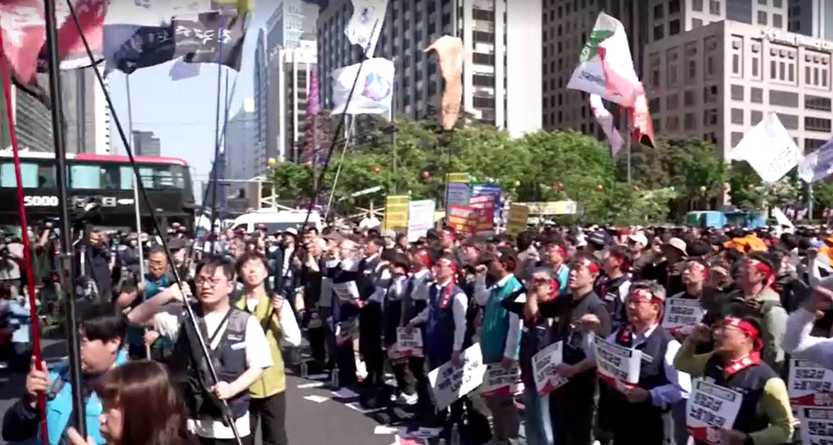 Sul-coreanos se reúnem em manifestação pelo Dia do Trabalho