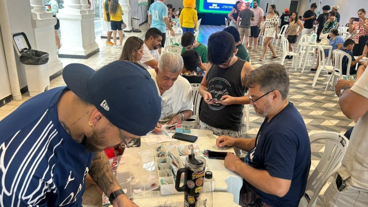 Troca de figurinhas da Copa é realizada aos domingos em Belém