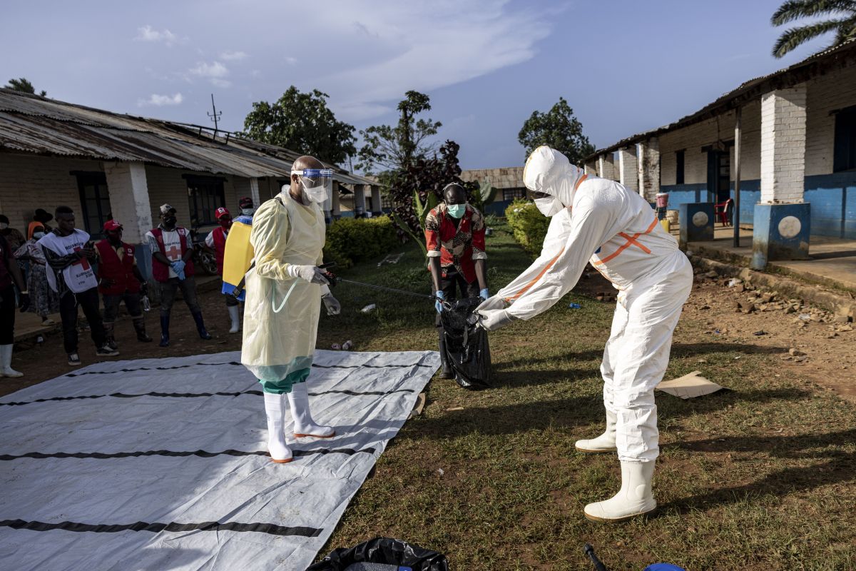 Uganda confirma três novos casos de Ebola em meio a surto em país vizinho