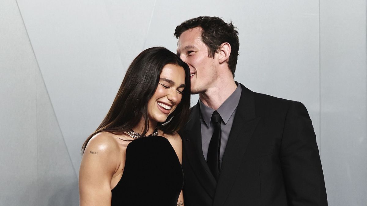 Vestido de casamento de Dua Lipa teria inspiração em noiva de Mick Jagger