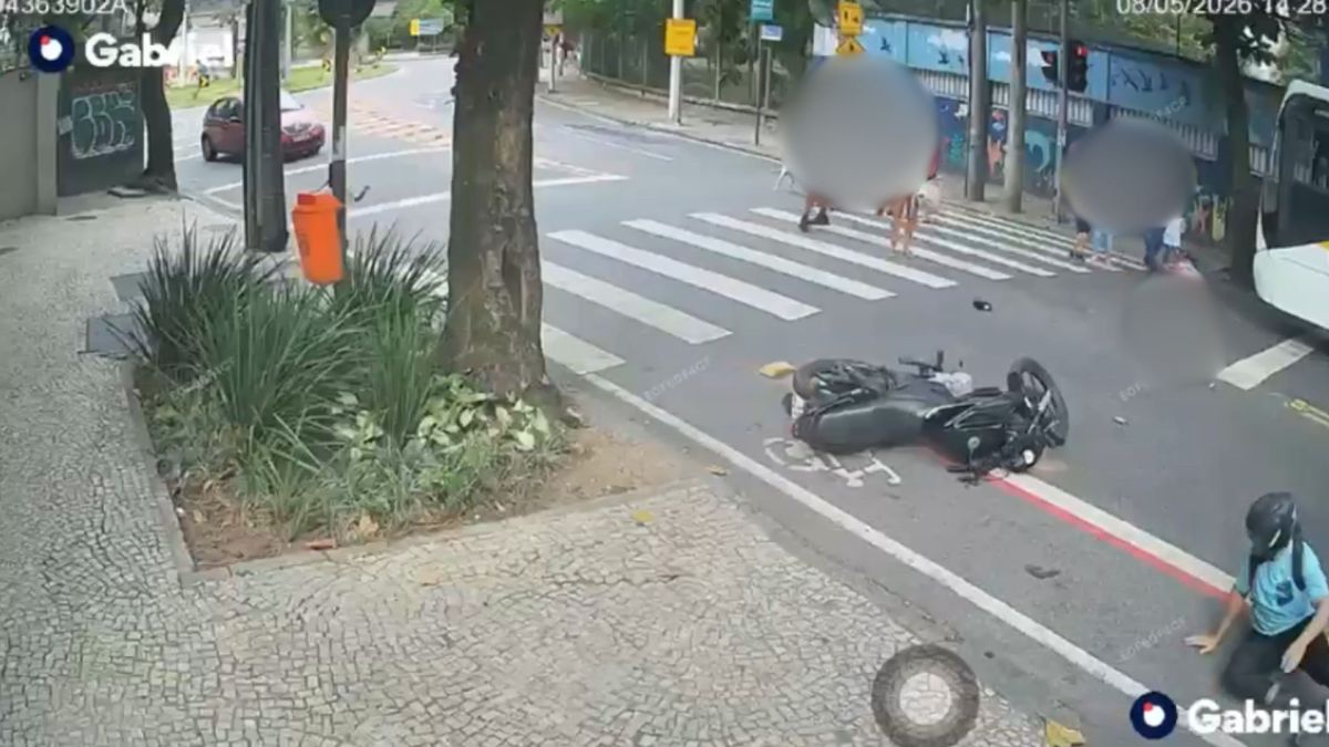 Vídeo: Motociclista atropela criança na faixa de pedestres no Rio