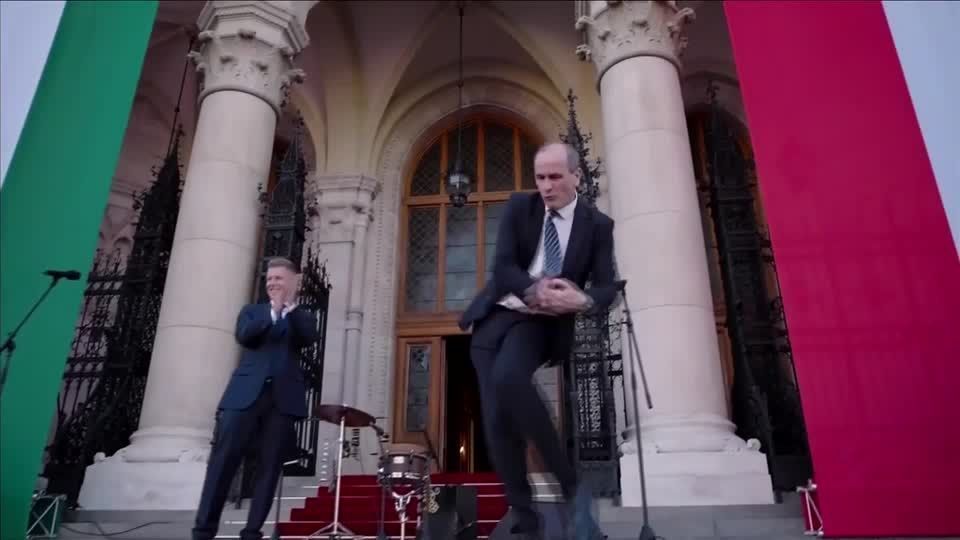 Vídeo: “Político dançante” rouba a cena na posse do novo premiê da Hungria