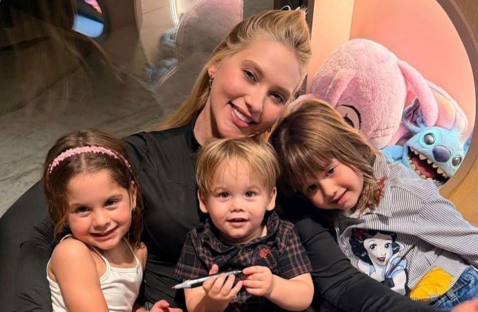 Virginia posta foto com filhos após chegar de Dubai: “Ter pra onde voltar”
