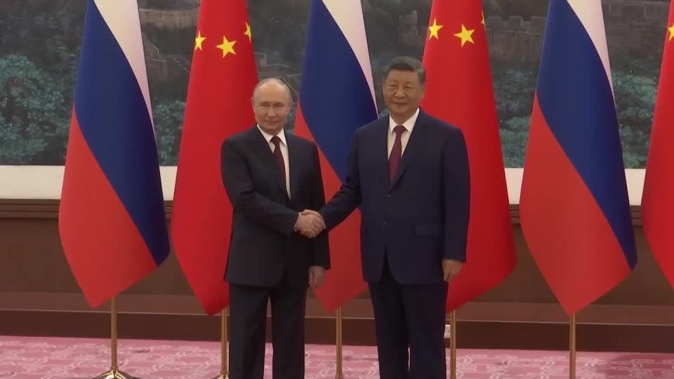 Xi Jinping e Putin elogiam relações diplomáticas durante reunião em Pequim
