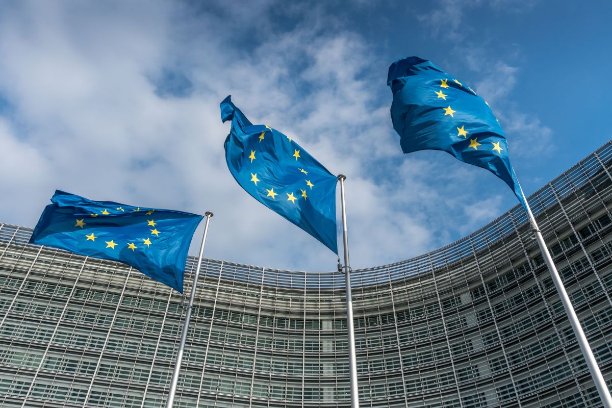 Zona do euro: superávit comercial ajustado cai a 3,5 bi de euros em março