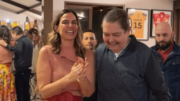 Após internação, Faustão faz rara aparição no aniversário da esposa