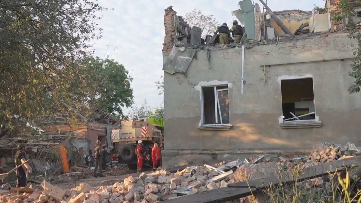 Ataque da Rússia atinge área residencial de Kharkiv e deixa um morto