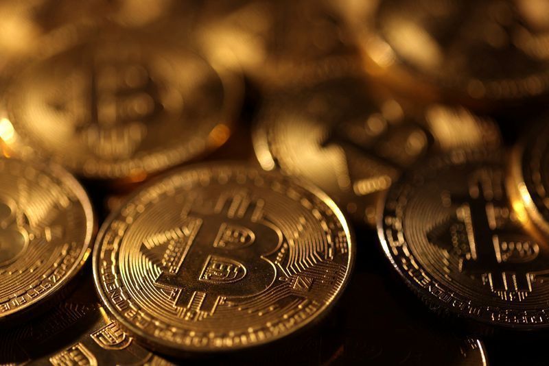 Bitcoin opera em queda de 3% com Oriente Médio, juros e saída de ETFs