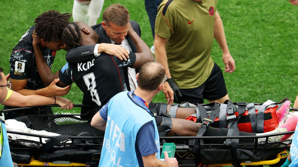 Cena forte na Copa: jogador do Canadá quebra a perna contra o Catar