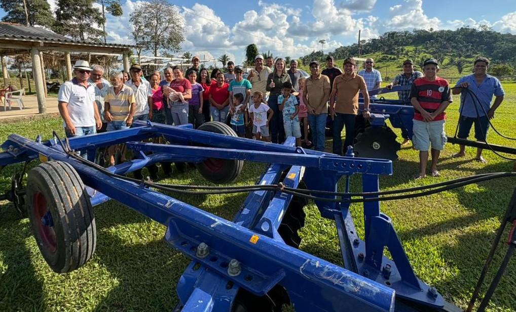 Cláudia de Jesus participa da entrega de equipamentos para ASPRUCA em Campo Novo com emenda de R$ 100 mil