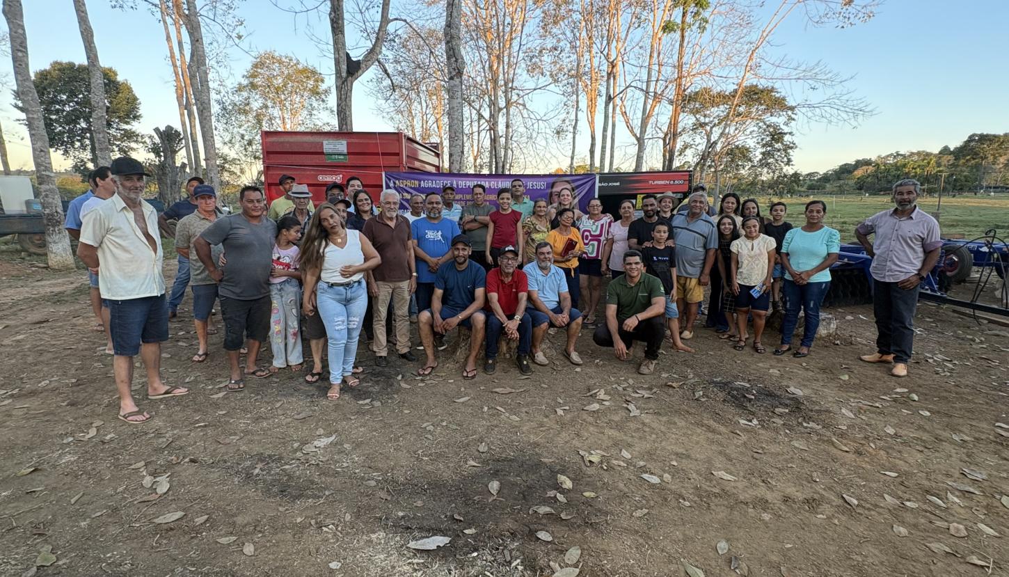 Cláudia de Jesus participa da entrega de R$ 328 mil em implementos agrícolas para a ASPRON em Jaru